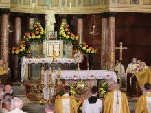 Archbishop Stanislaw Gądecki renews the consecration of Poland to the Sacred Heart at the Basilica of the Sacred Heart of Jesus in Kraków, June 11, 2021.